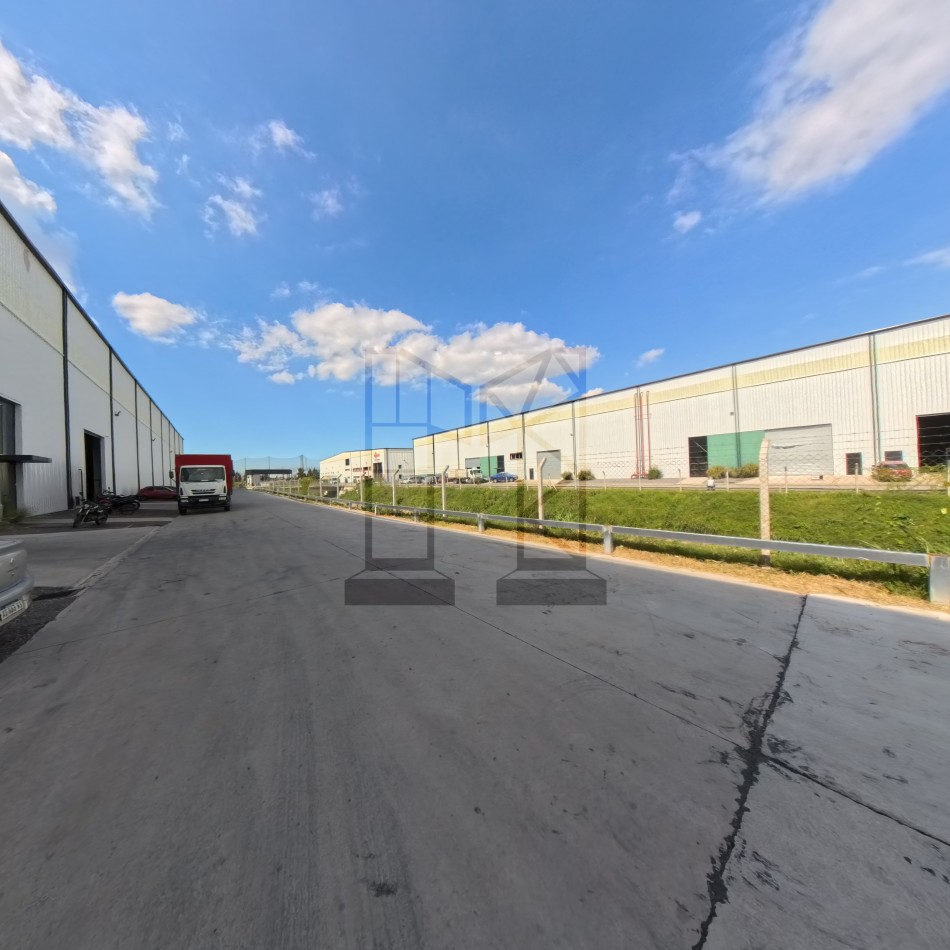 Galpon de 1008 m2 dentro de predio industrial con seguridad