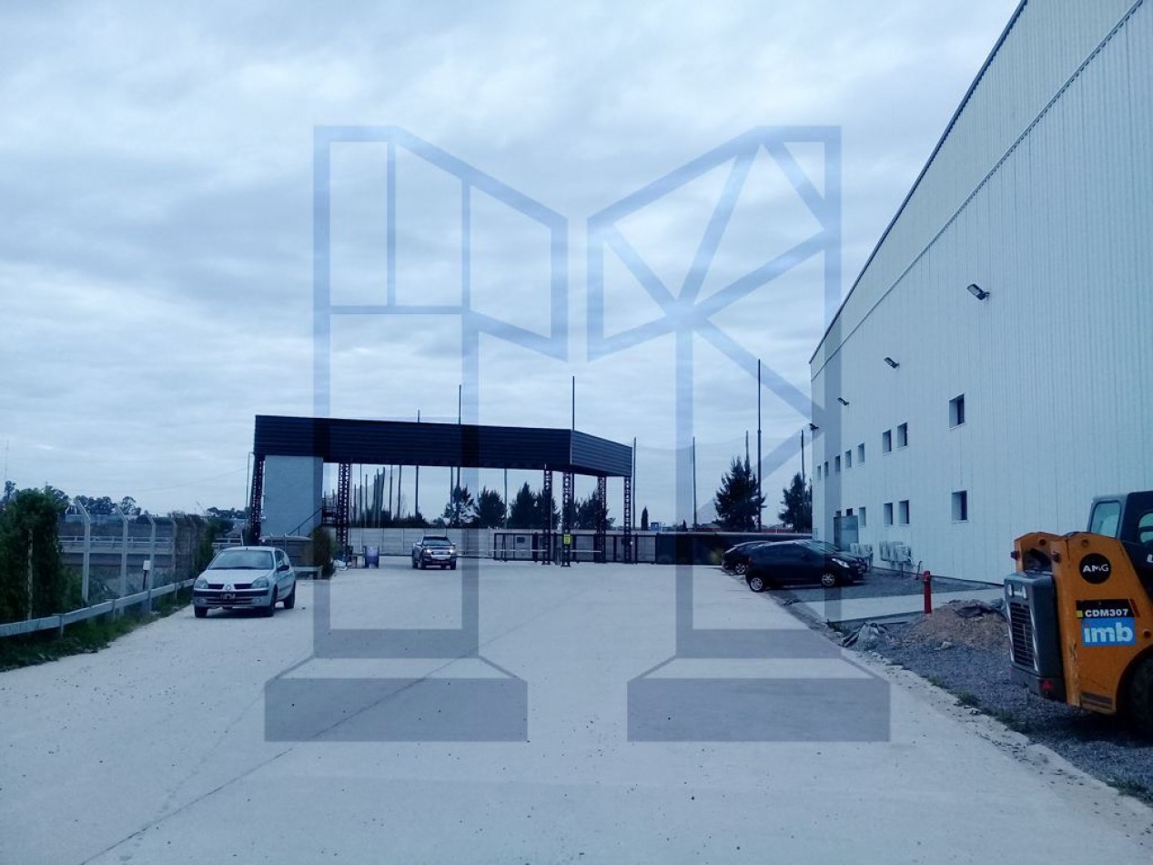 Galpon de 1008 m2 dentro de predio industrial con seguridad