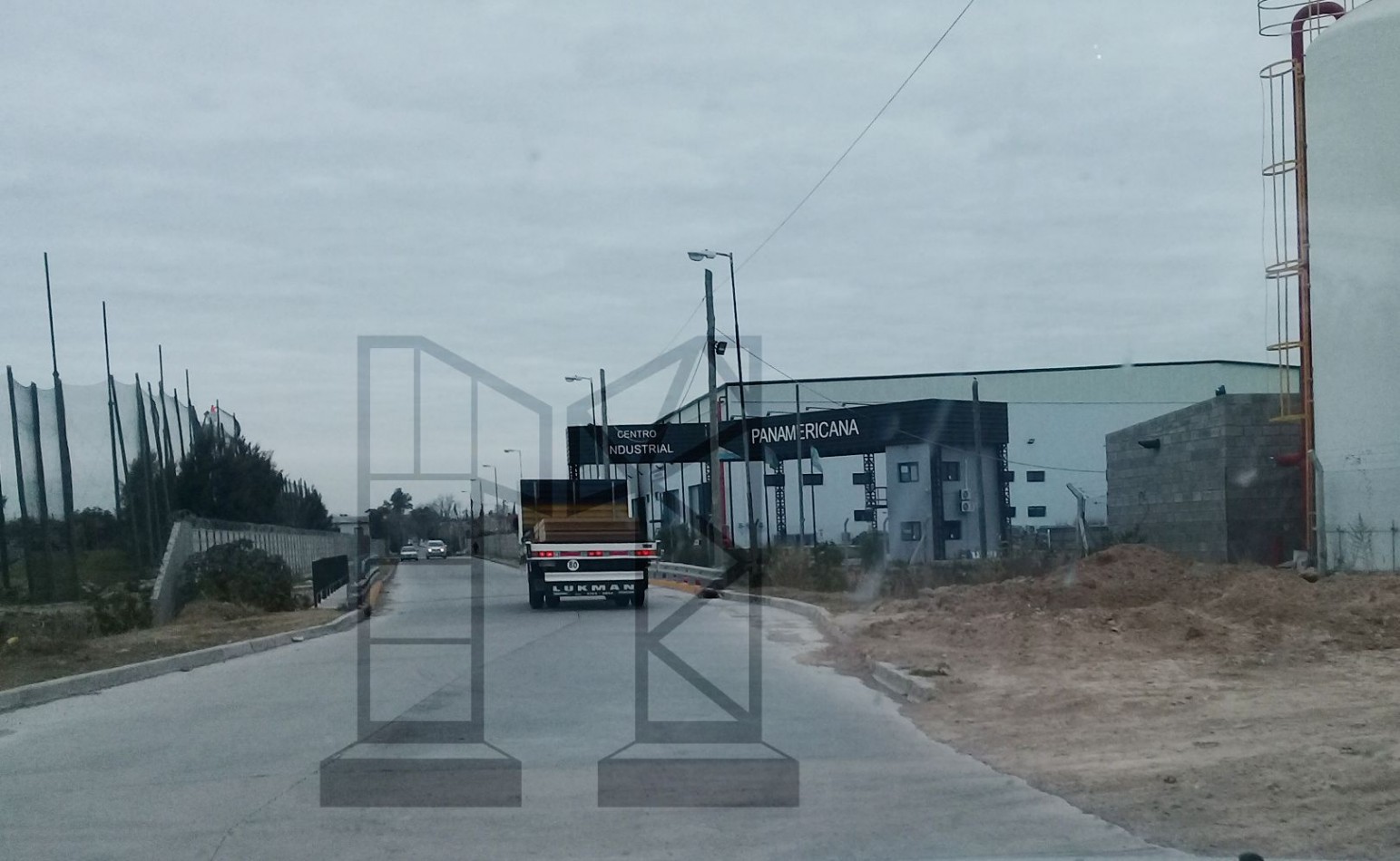Galpon de 1008 m2 dentro de predio industrial con seguridad