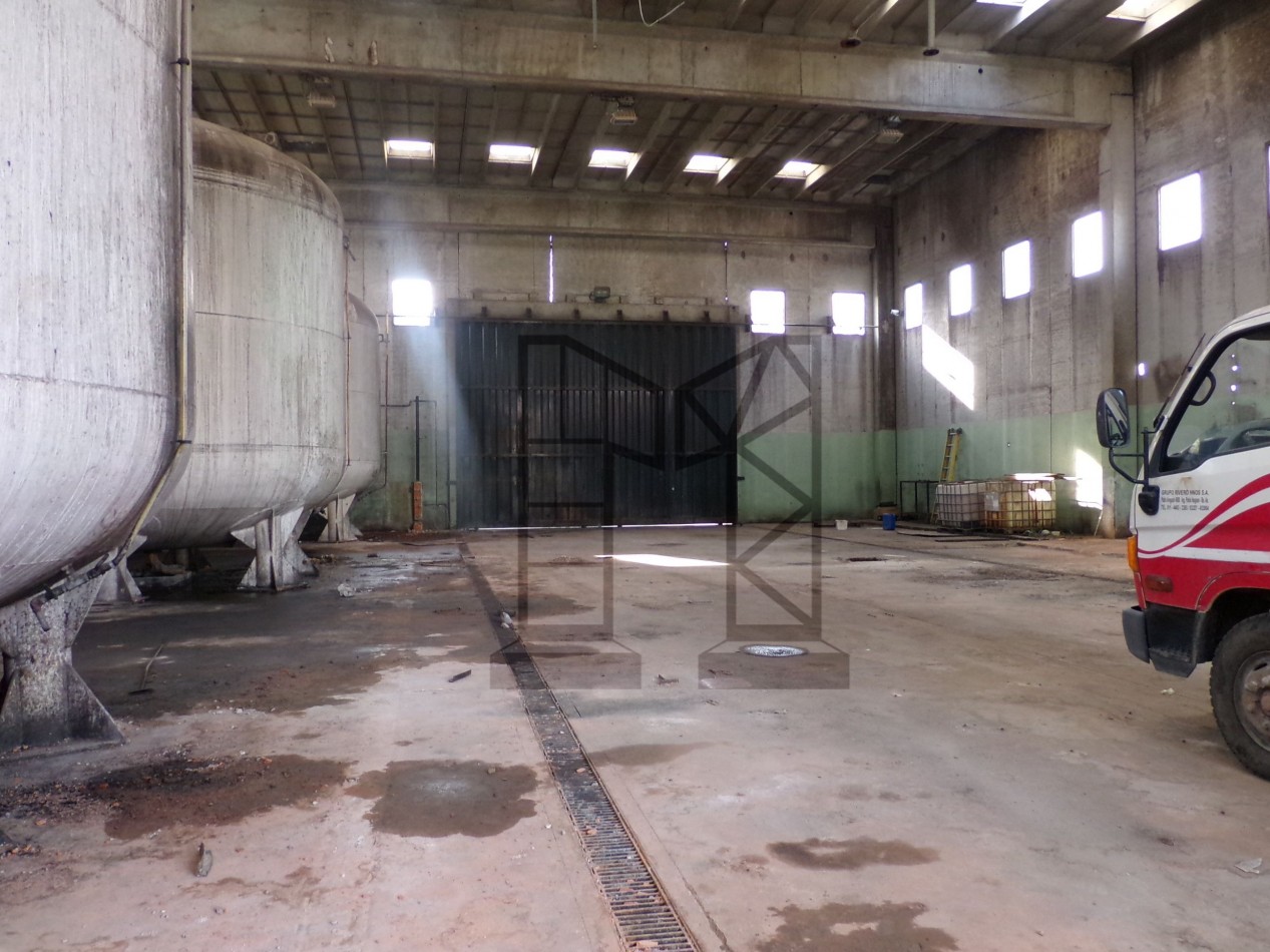 Galpon De 700 M2 En esquina con salida a dos calles a 100 metros de Ramal Escobar
