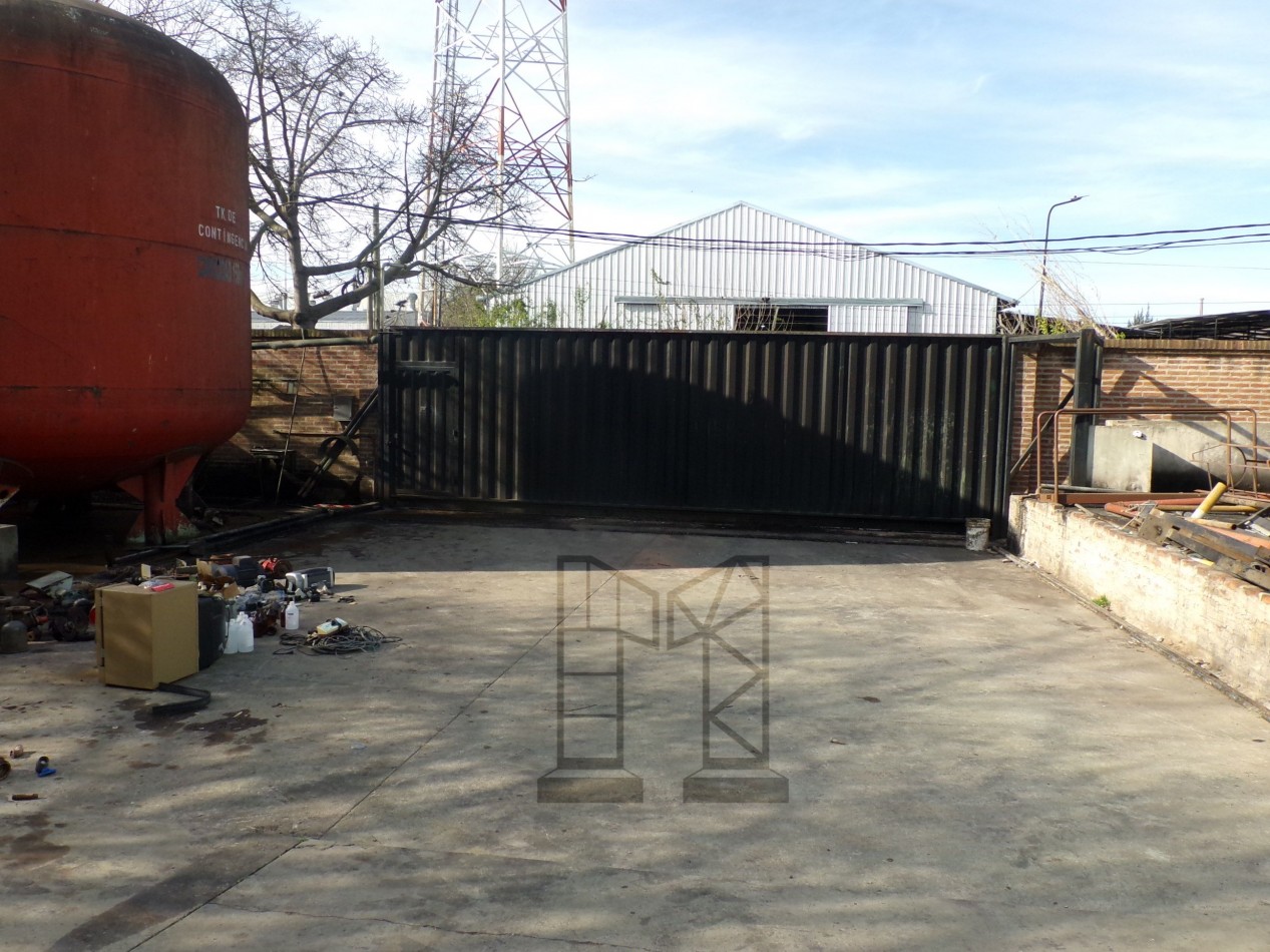 Galpon De 700 M2 En esquina con salida a dos calles a 100 metros de Ramal Escobar