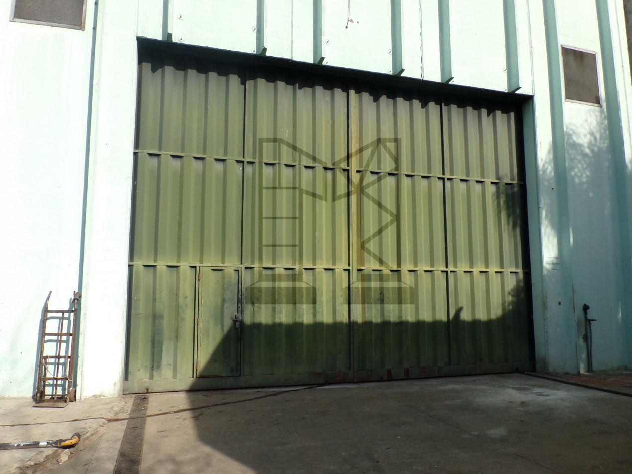 Galpon De 700 M2 En esquina con salida a dos calles a 100 metros de Ramal Escobar