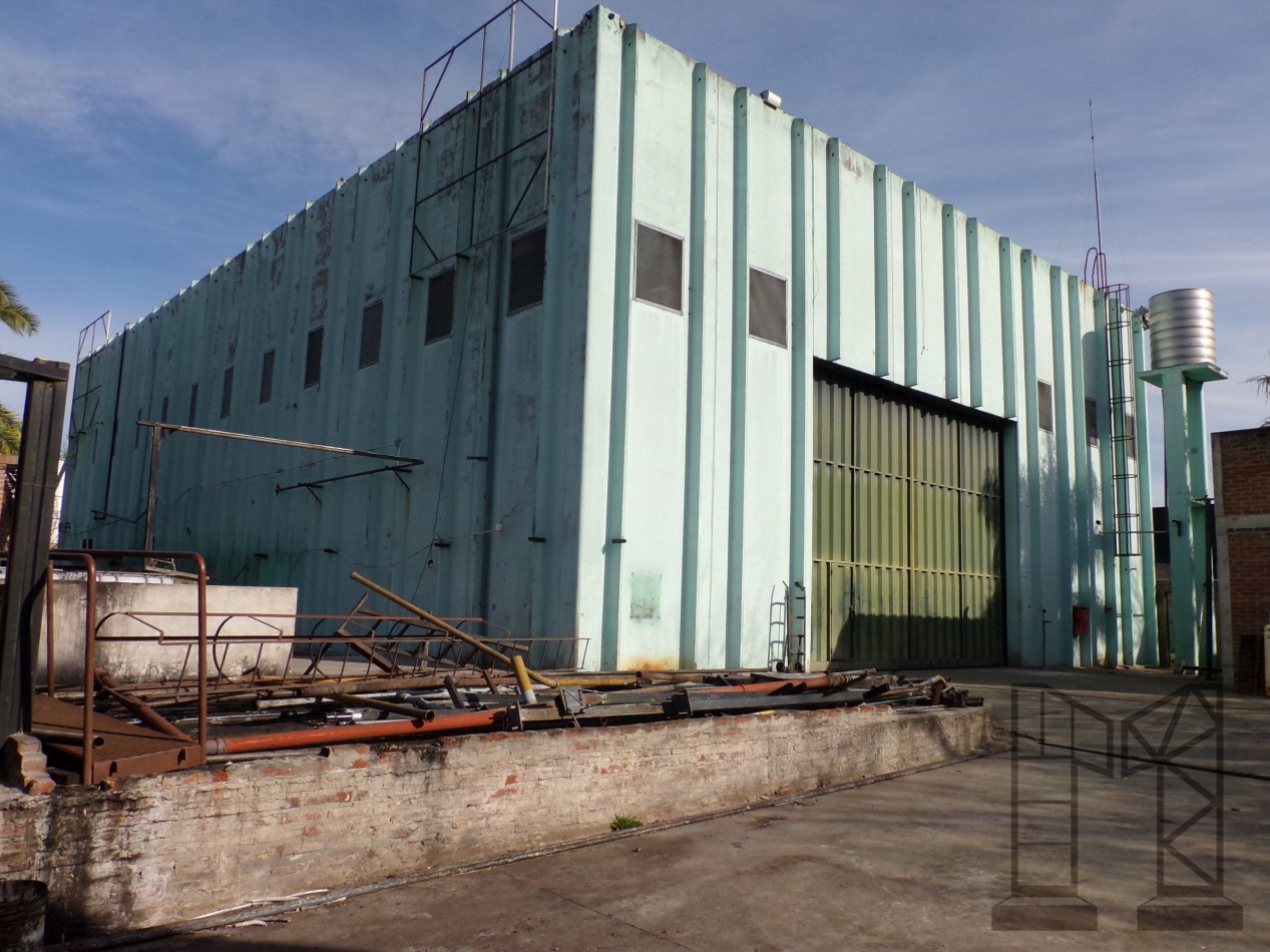 Galpon De 700 M2 En esquina con salida a dos calles a 100 metros de Ramal Escobar