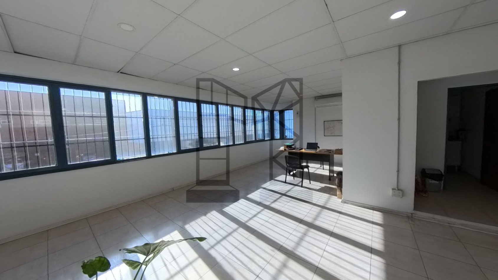 Galpon de 1000 m2 en el Triangulo - Malvinas - Zona Industrial, sin columnas muy buen estado a 200 metros del ramal