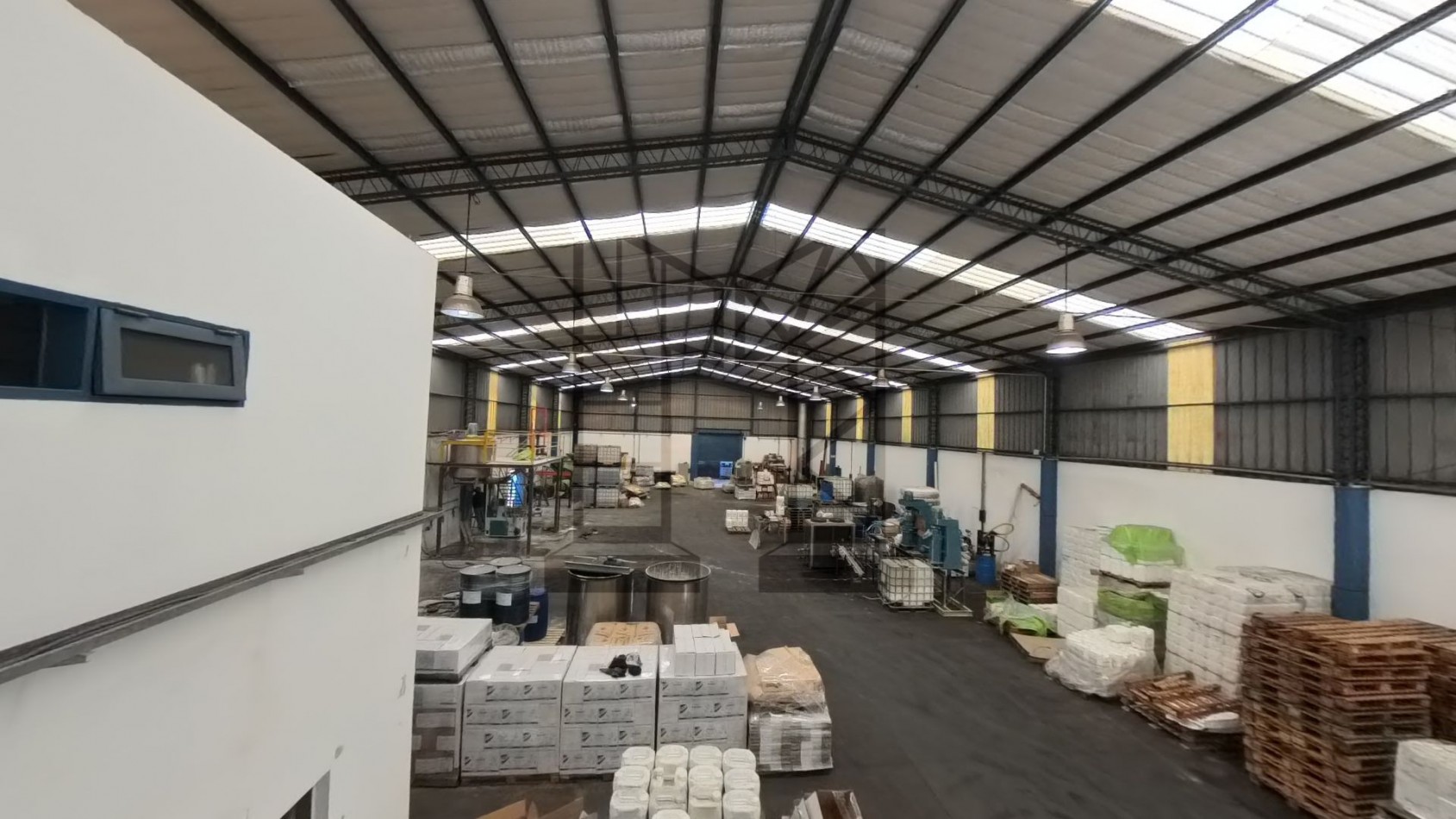 Galpon de 1000 m2 en el Triangulo - Malvinas - Zona Industrial, sin columnas muy buen estado a 200 metros del ramal