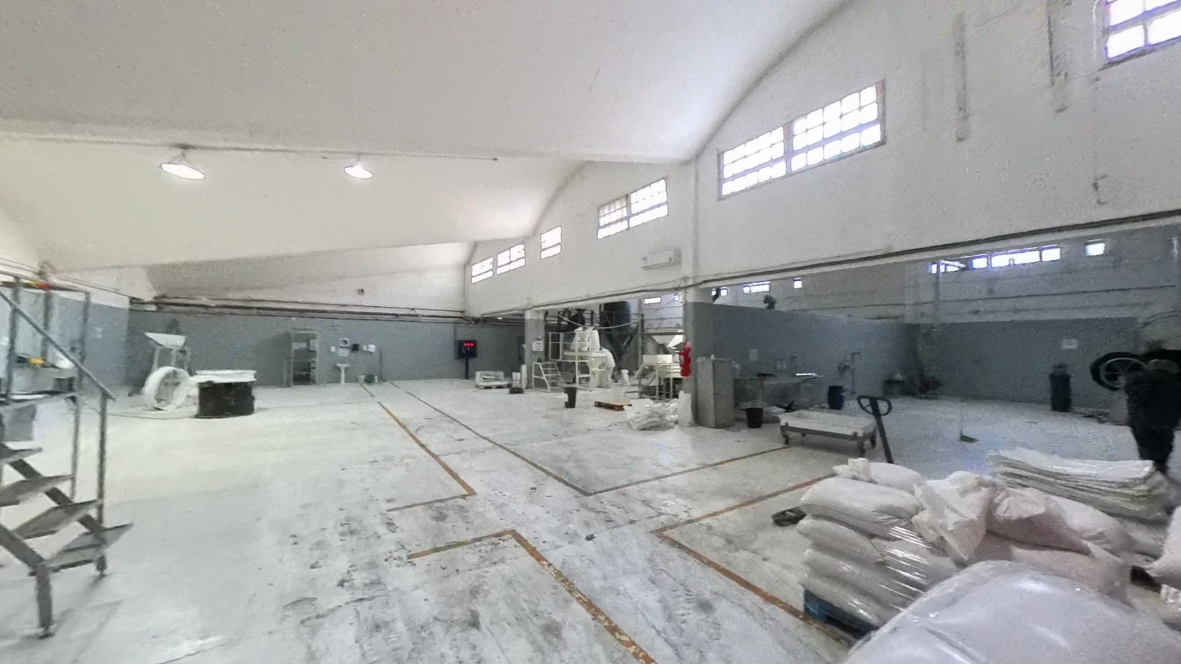 Galpon De 3850 M2 En Munro - Predio Cerrado Con Dos Naves