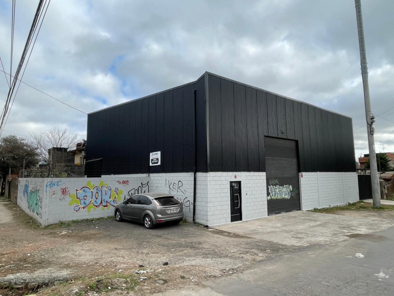 Galpon de 357 m2 sobre Av. Constituyentes al 2900