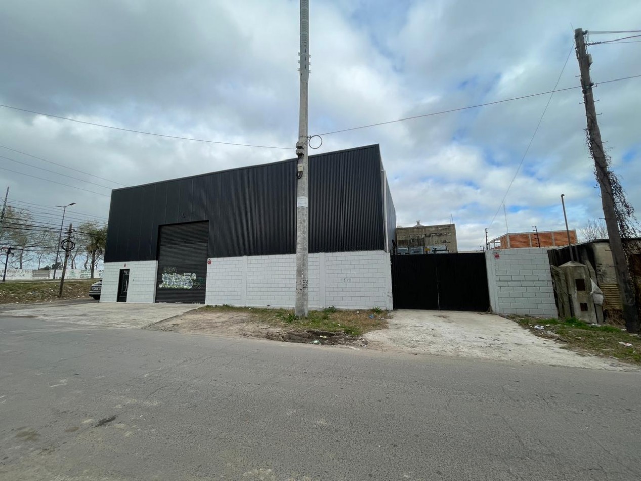 Galpon de 357 m2 sobre Av. Constituyentes al 2900