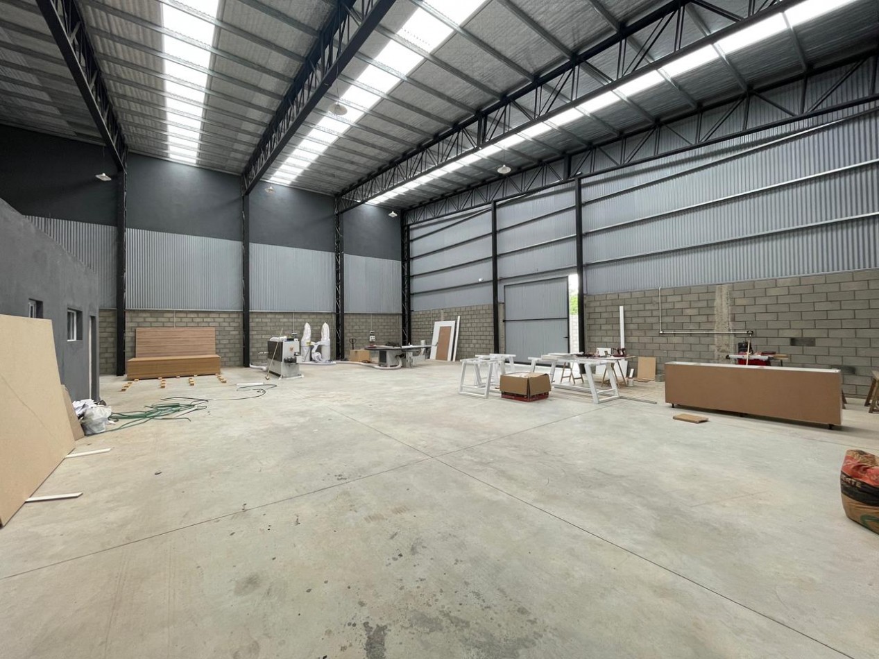 Galpon de 357 m2 sobre Av. Constituyentes al 2900