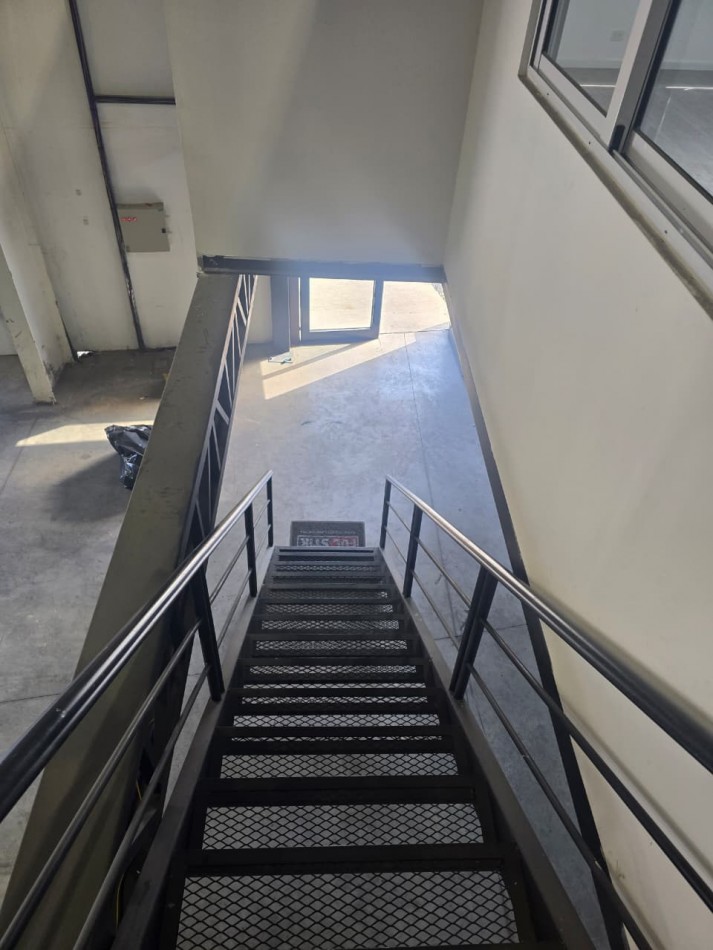 Galpon de 680 M2 dentro de Predio Industrial con seguridad - Tortuguitas