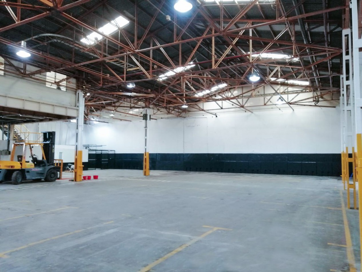 Galpon de 4315 m2 en Hurlingham dentro de predio Industrial con seguridad