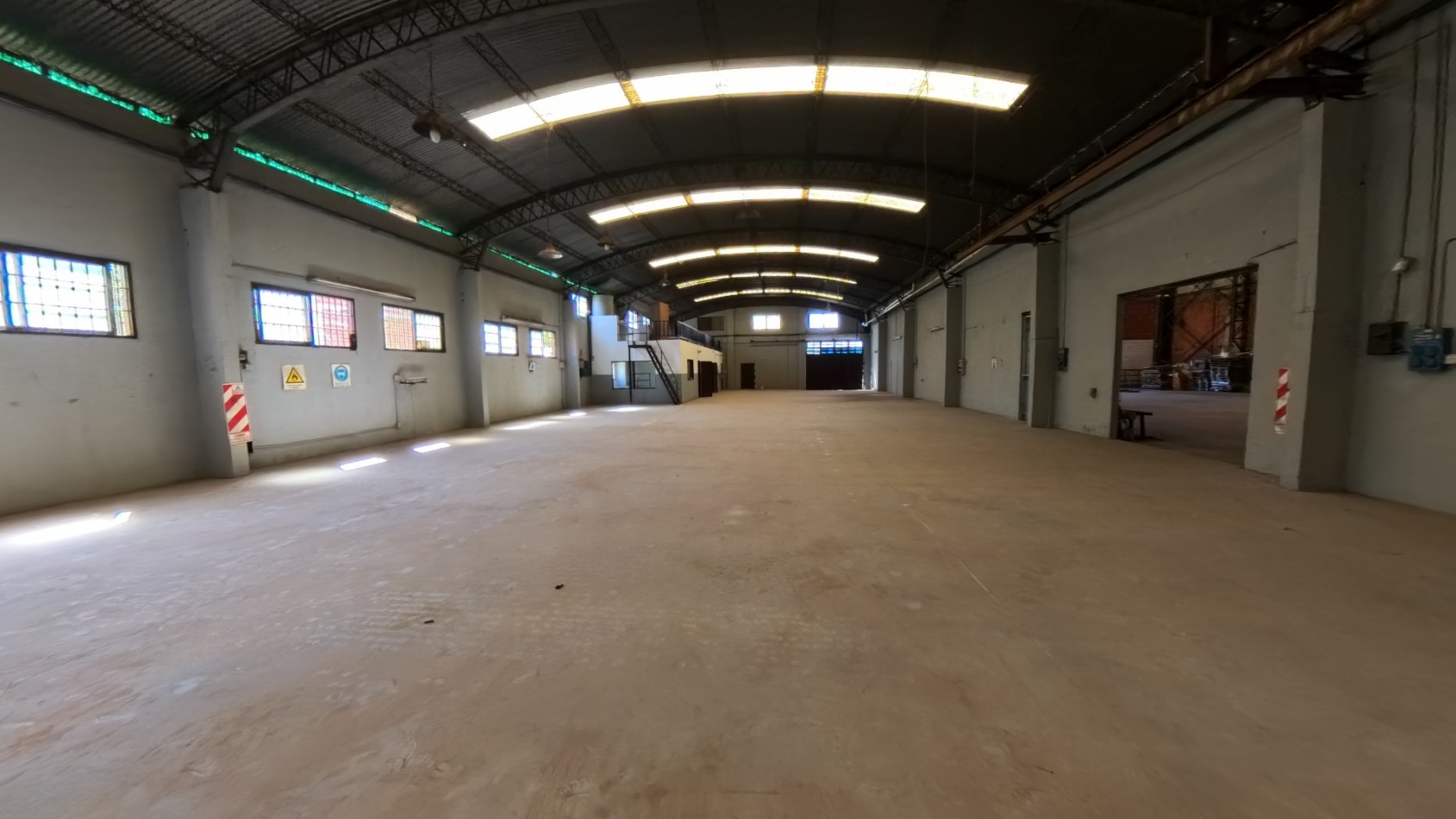 Galpon de 2100 m2 en Pablo Nogues - Malvinas Argentinas - con dos puentes grua