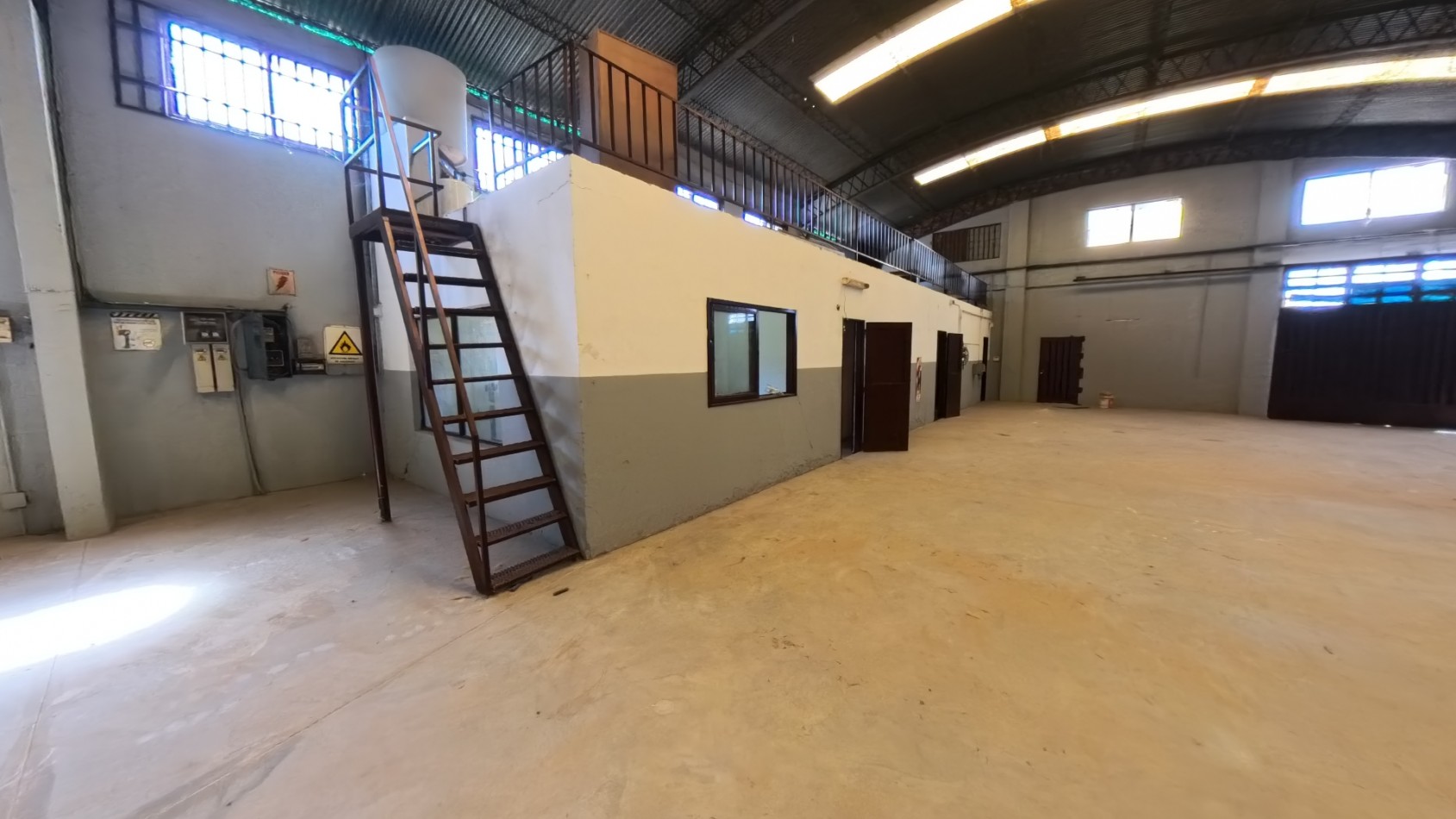 Galpon de 2100 m2 en Pablo Nogues - Malvinas Argentinas - con dos puentes grua