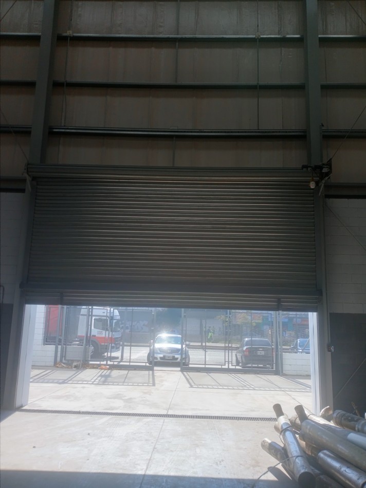 Galpon de 1000 m2 sobre Ruta 8 zona industrial a pocas cuadras de Camino del Buenayre