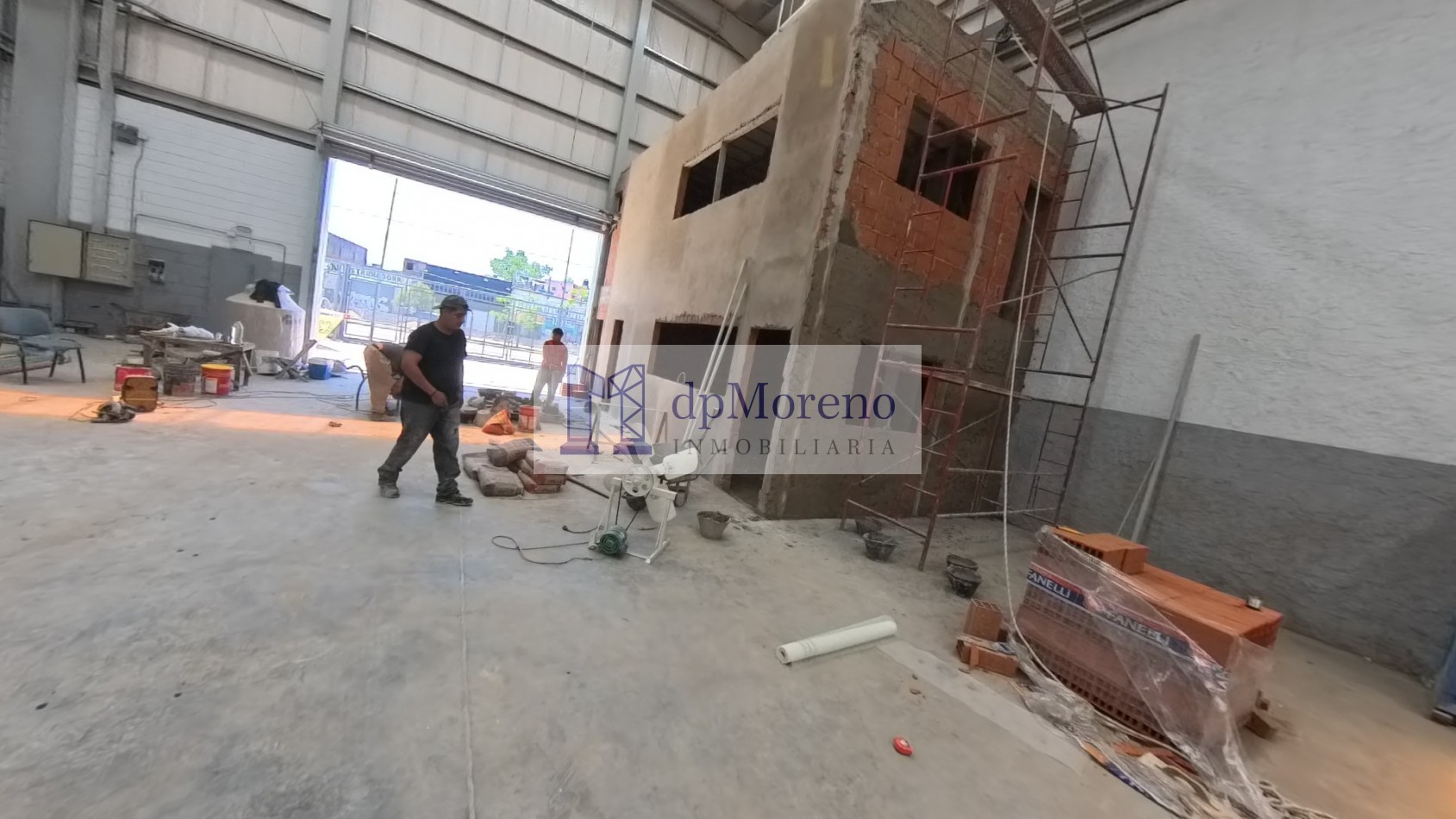 Galpon de 1200 m2 sobre Ruta 8 zona industrial a pocas cuadras de Camino del Buenayre