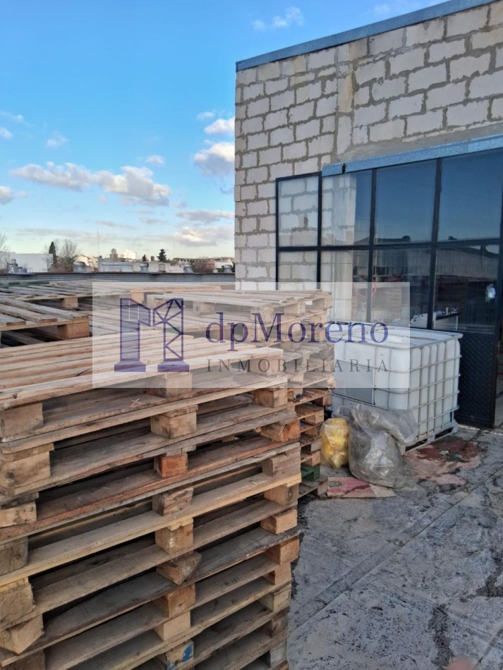 Galpon de 900 m2 sobre Avenida zona centrica.