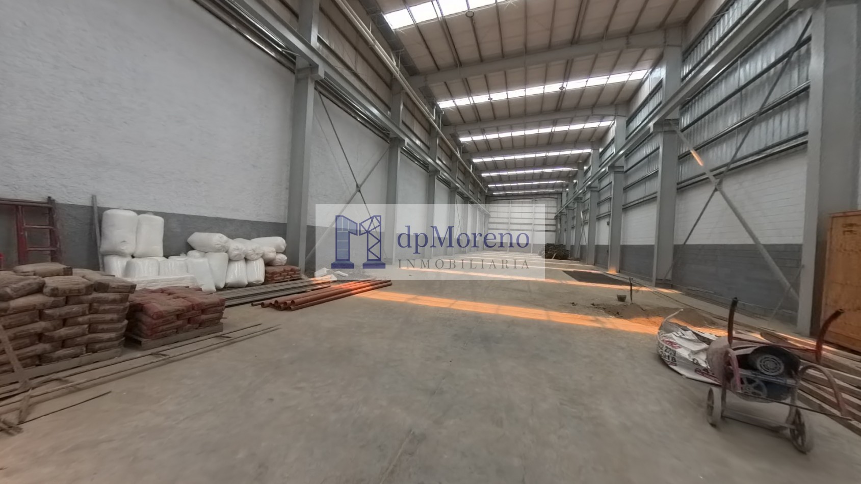 Galpon de 1200 m2 sobre Ruta 8 zona industrial a pocas cuadras de Camino del Buenayre