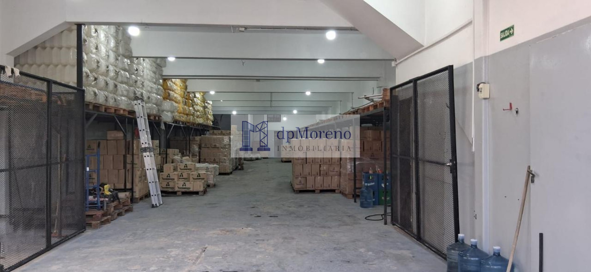 Galpon de 900 m2 sobre Avenida zona centrica.