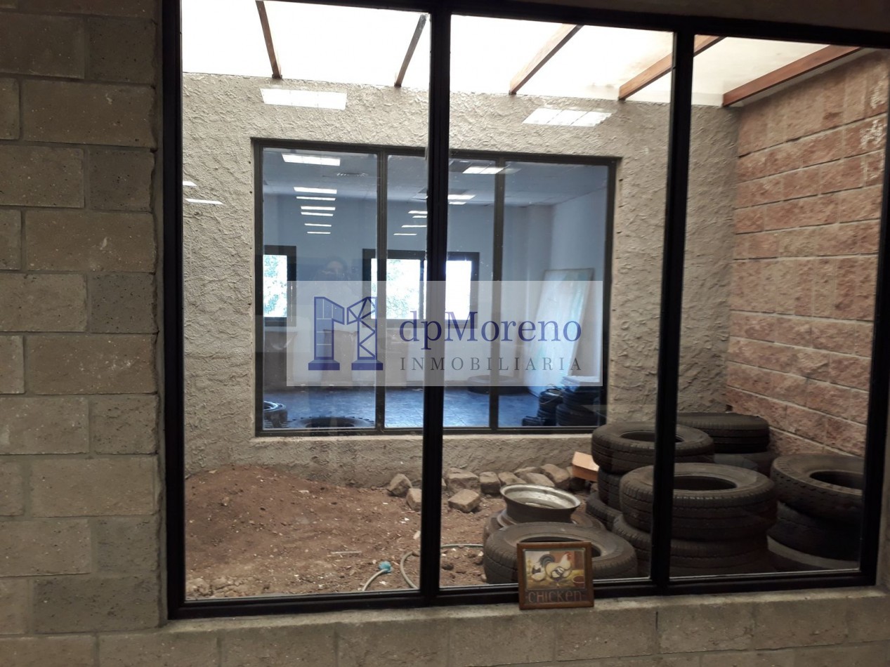 Galpon de 1600 m2 en Munro zona industrial con 500 m2 de playa