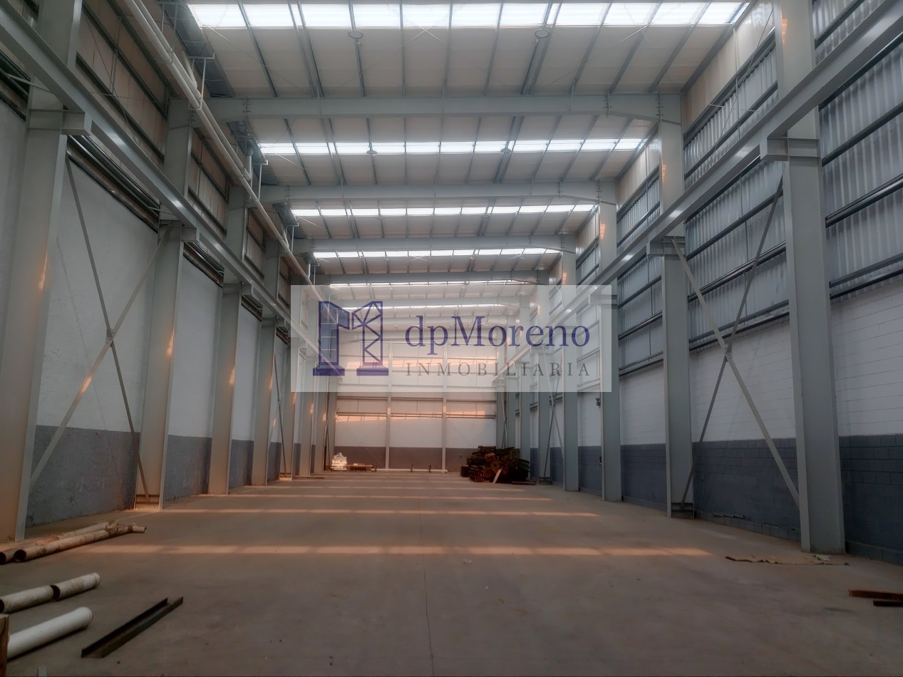 Galpon de 1000 m2 sobre Ruta 8 zona industrial a pocas cuadras de Camino del Buenayre