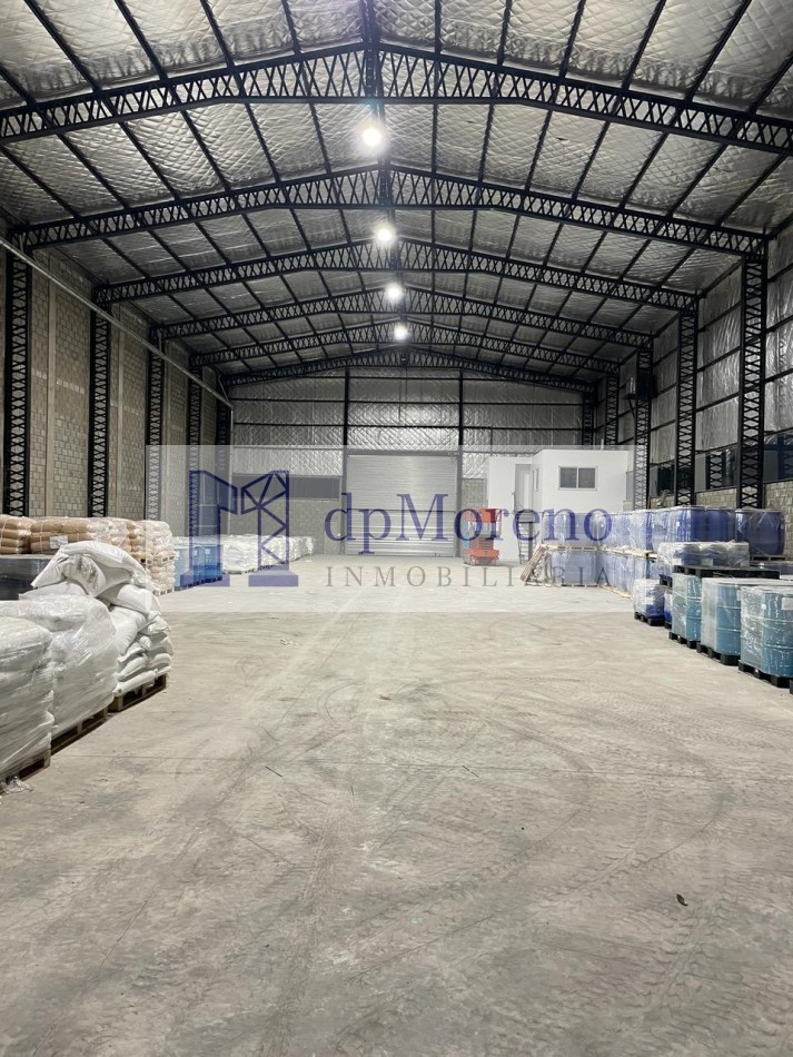 Galpon de 1030 m2 en Parque Industrial en Moreno con oficinas y 12 metros de altura