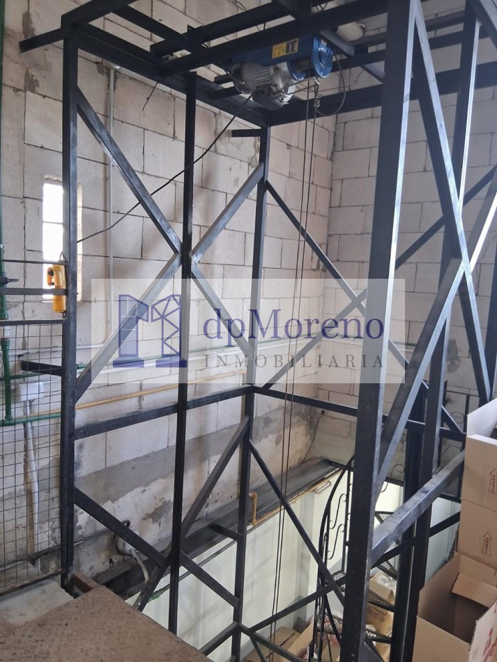 Galpon de 900 m2 sobre Avenida zona centrica.