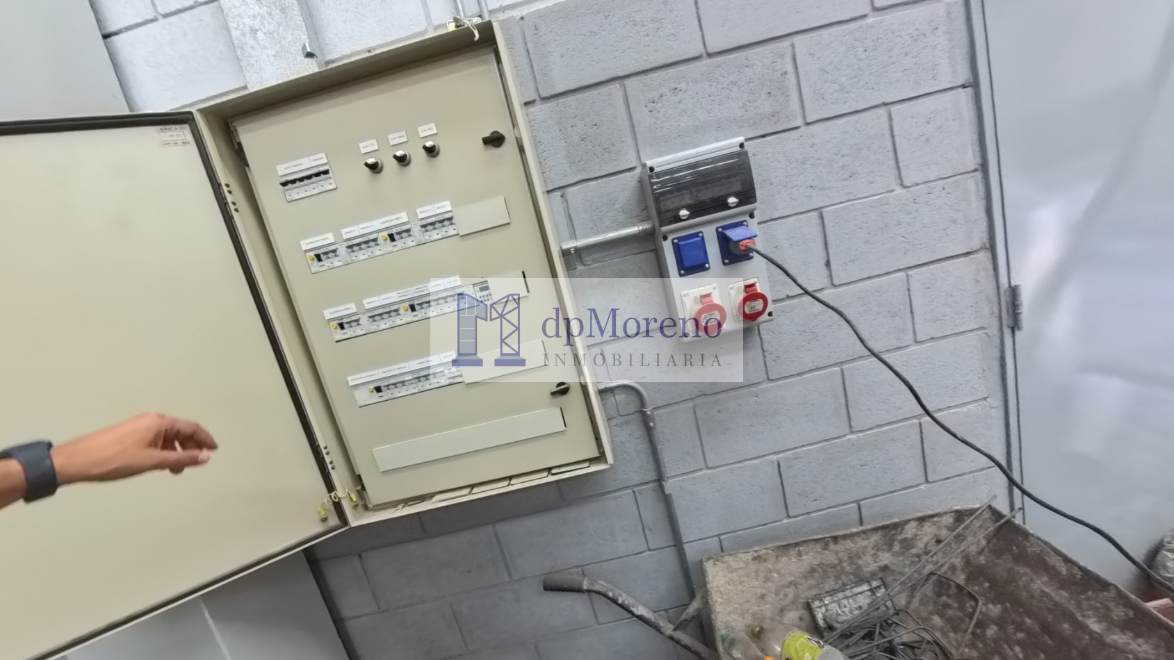 Galpon de 1200 m2 sobre Ruta 8 zona industrial a pocas cuadras de Camino del Buenayre