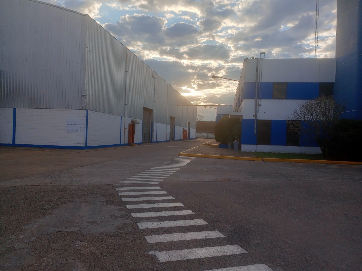 Galpon de 2600 m2 dentro de predio Industrial con seguridad
