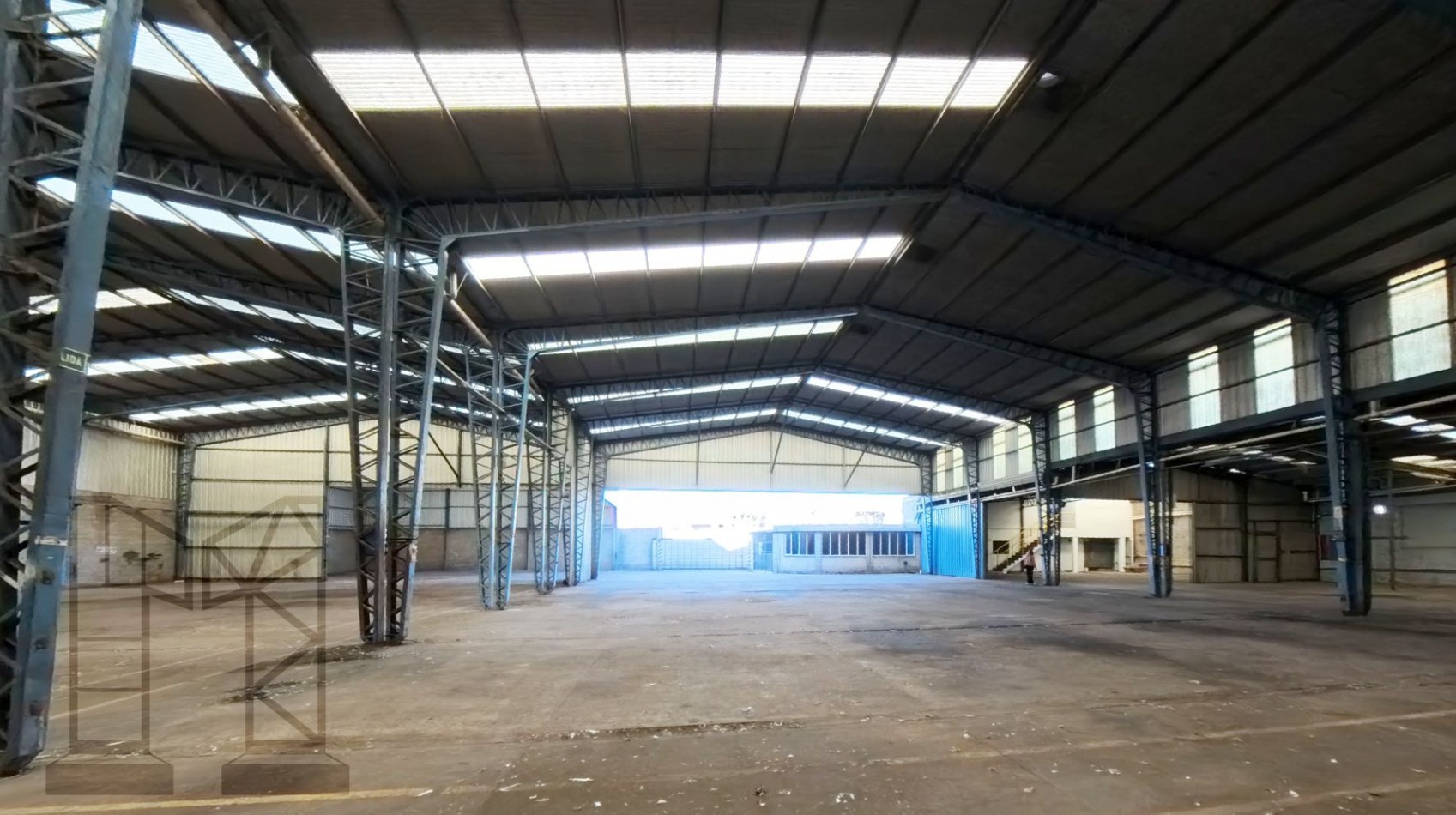 Galpon De 2500 M2 En Hurlingham Con Playa Oficinas En Una Planta.