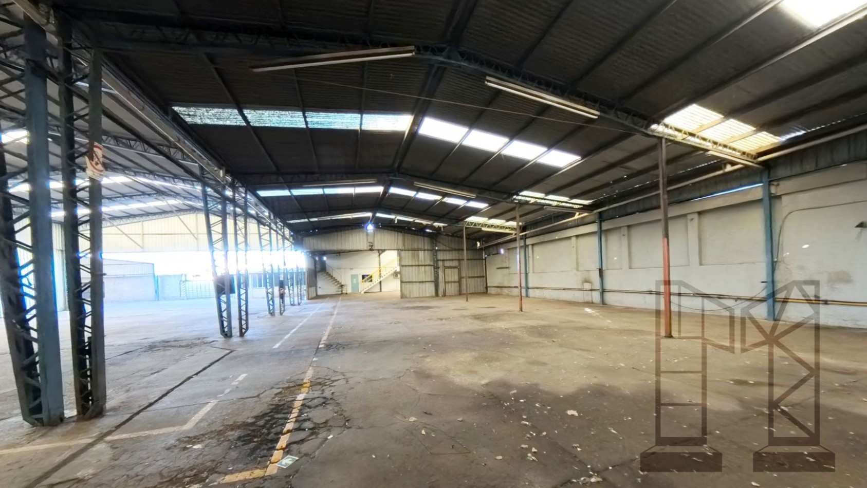 Galpon De 2500 M2 En Hurlingham Con Playa Oficinas En Una Planta.