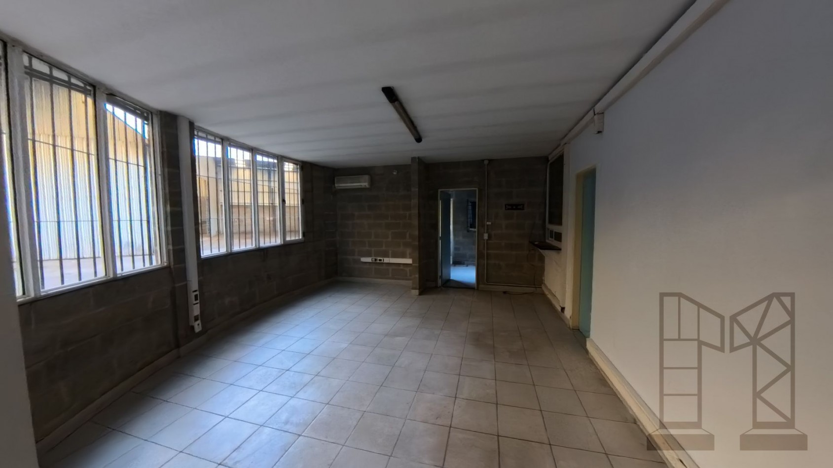 Galpon De 2500 M2 En Hurlingham Con Playa Oficinas En Una Planta.