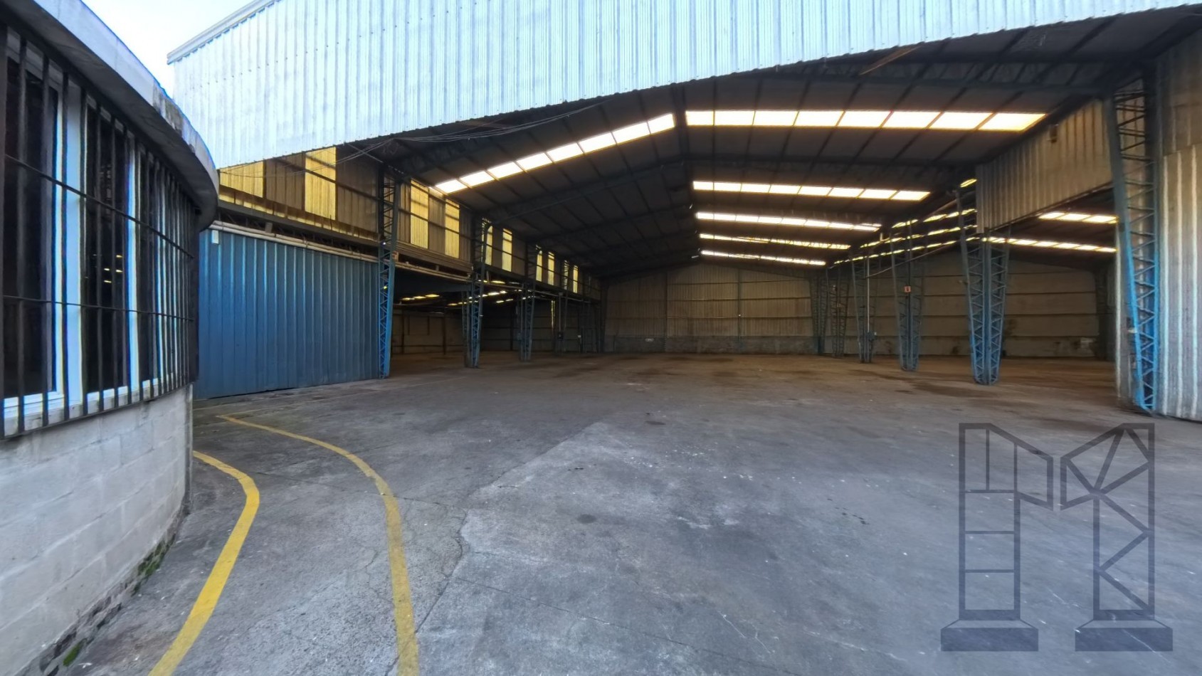 Galpon De 2500 M2 En Hurlingham Con Playa Oficinas En Una Planta.